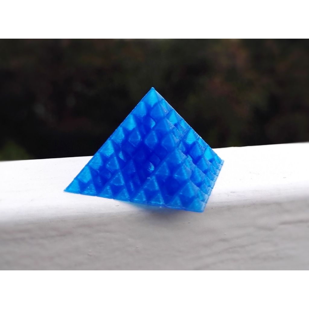 Pirâmide de Sierpinski com vaso espiral personalizável (modelo subtrativo)