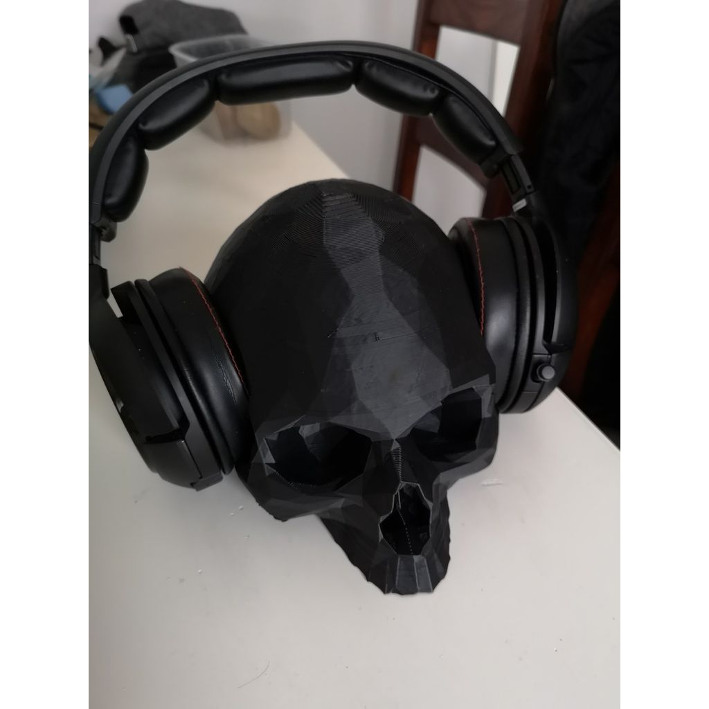 Suporte para fone de ouvido com caveira de baixo polígono