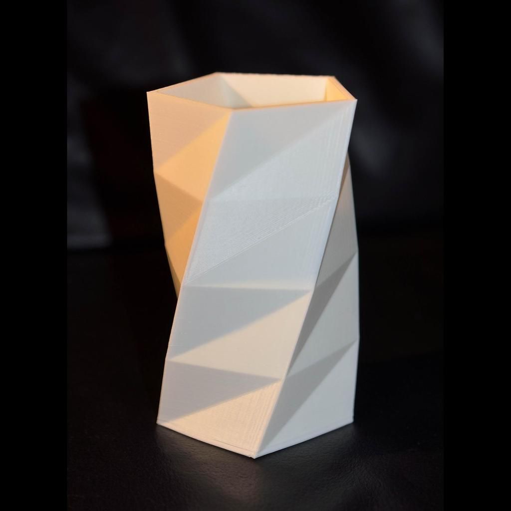 Vaso decorativo low poly impresso em PLA