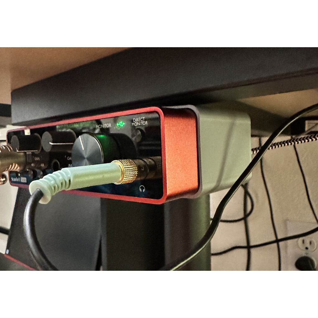 Focusrite Scarlett Solo 3ª geração sob montagem em mesa