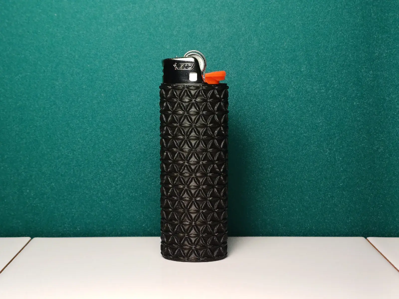Capa para isqueiro BIC em PLA com textura geométrica