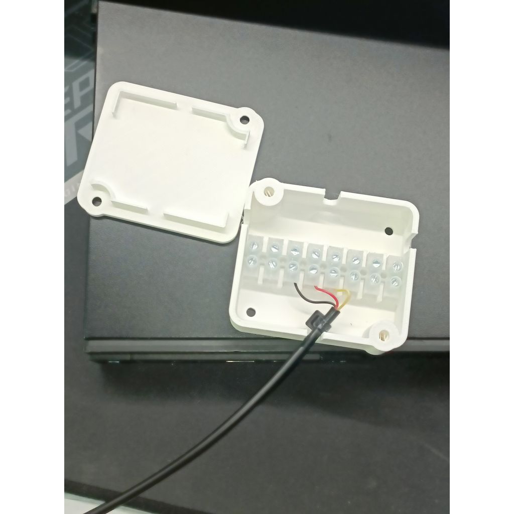Low voltage junction box 8 way