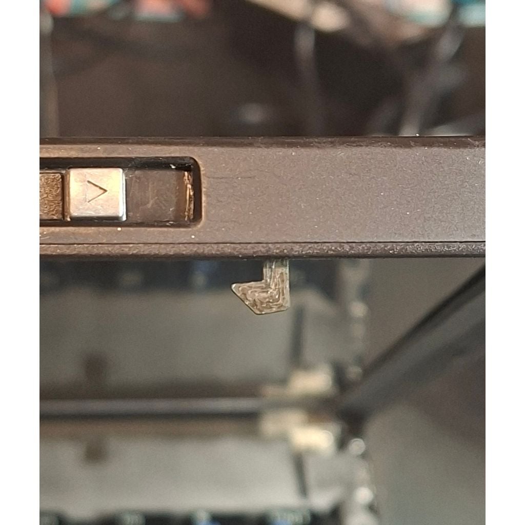 Gancho de trava da tampa direita Thinkpad T60