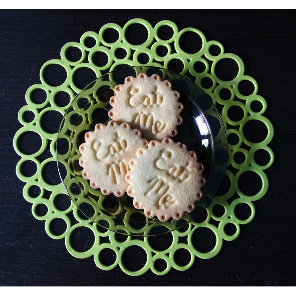Cortador de biscoitos circular com texto 'Eat Me'