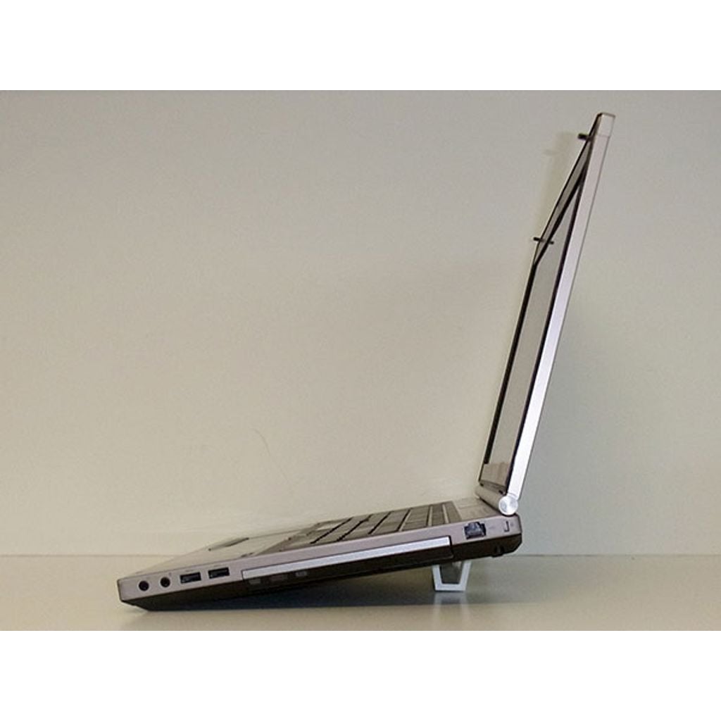 A "barra de inclinação" inclina os teclados de laptop para maior conforto, facilidade de uso e conveniência